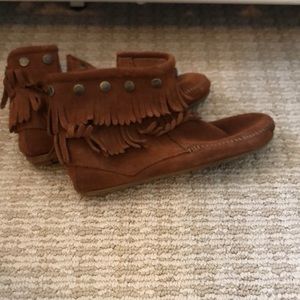 Minnetonka moccasins brown in size 9